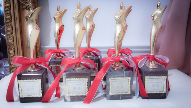 アワード受賞トロフィー